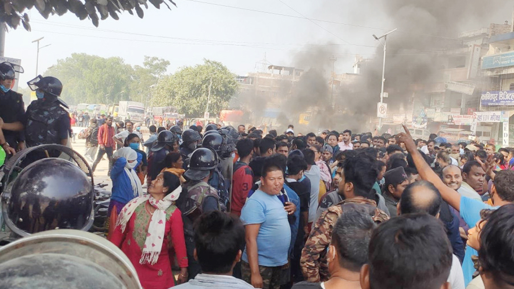 गुलाव शाह हत्या प्रकरण : सांसदको नेतृत्वमा निषेधाज्ञाबीच बर्दिबासमा प्रदर्शन